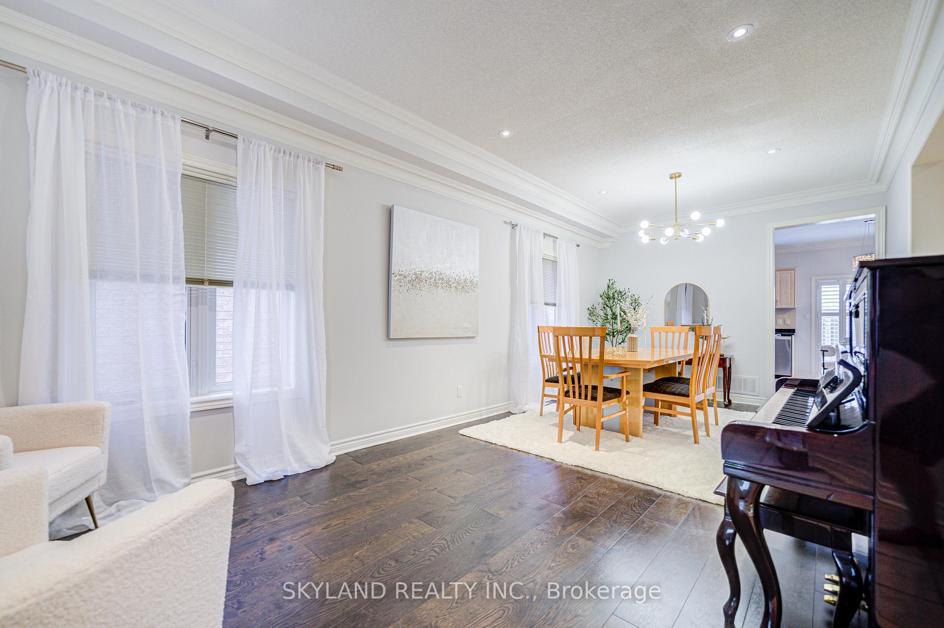 Photo 4 of 18 Bentoak Crescent, Vaughan, Patterson — HOMEH
