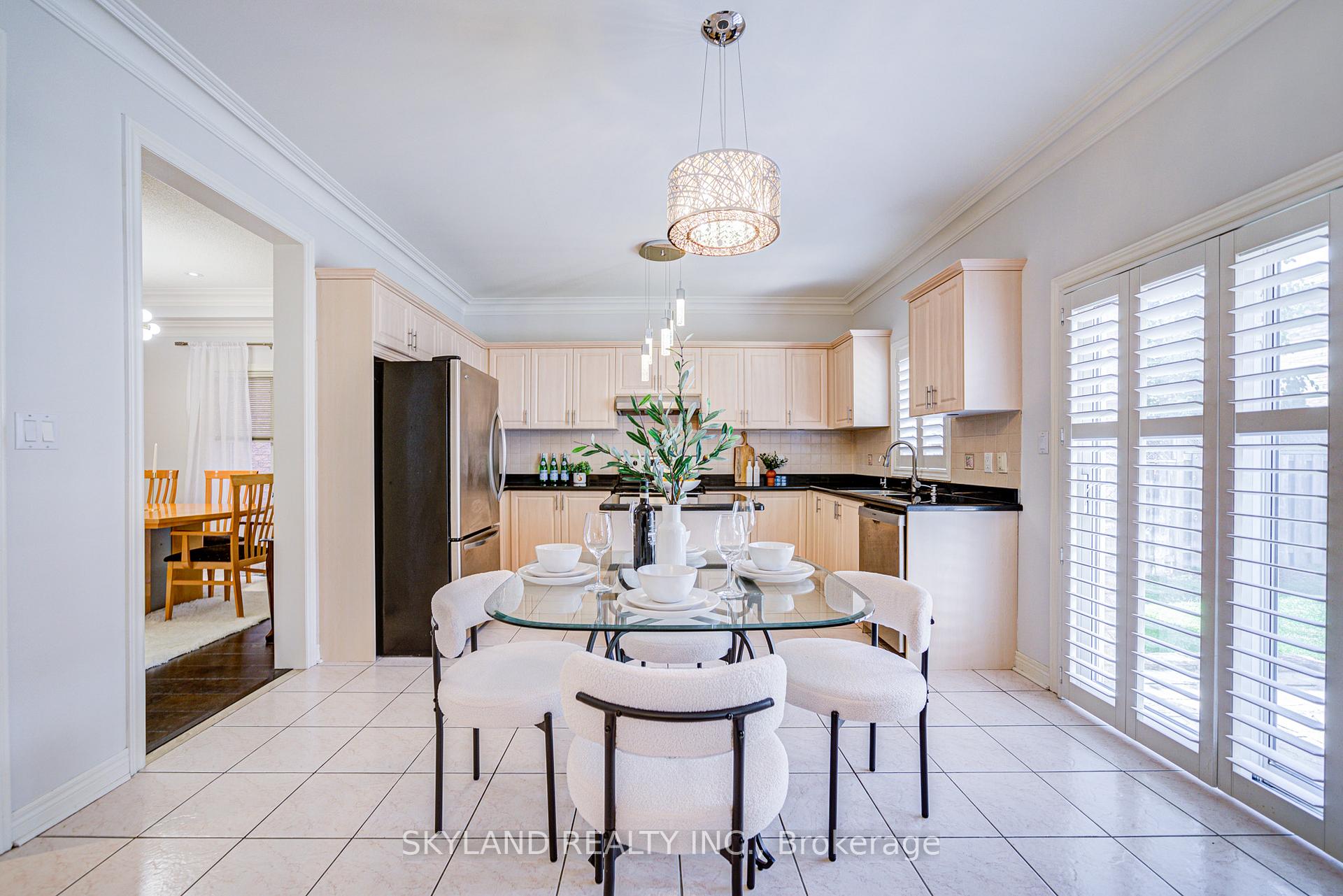 Photo 17 of 18 Bentoak Crescent, Vaughan, Patterson — HOMEH