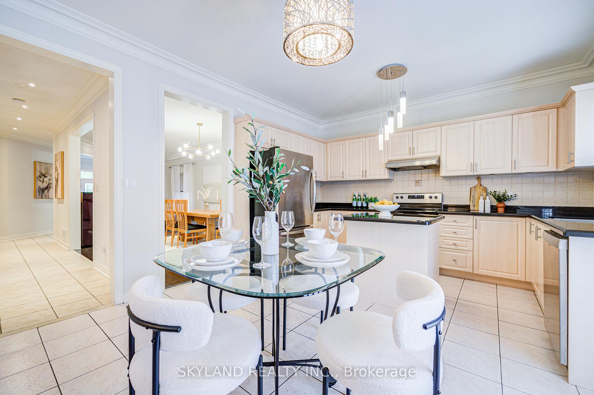 Photo 19 of 18 Bentoak Crescent, Vaughan, Patterson — HOMEH