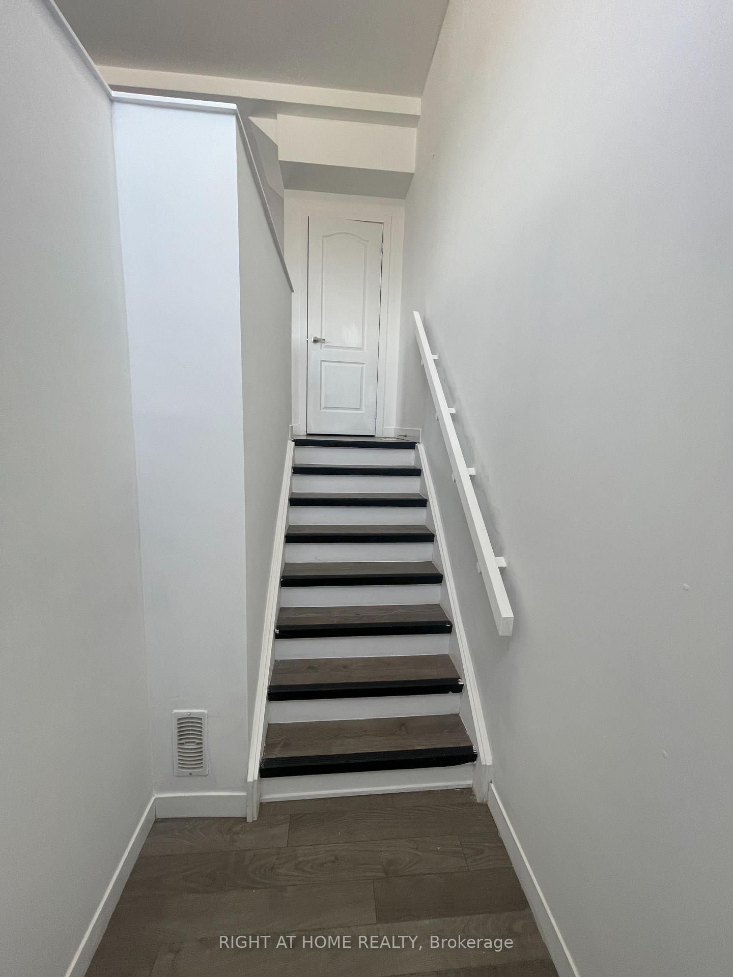 Photo 2 of Unit 7A (UPPER), 23 Denistoun Street, Welland, Broadway — HOMEH