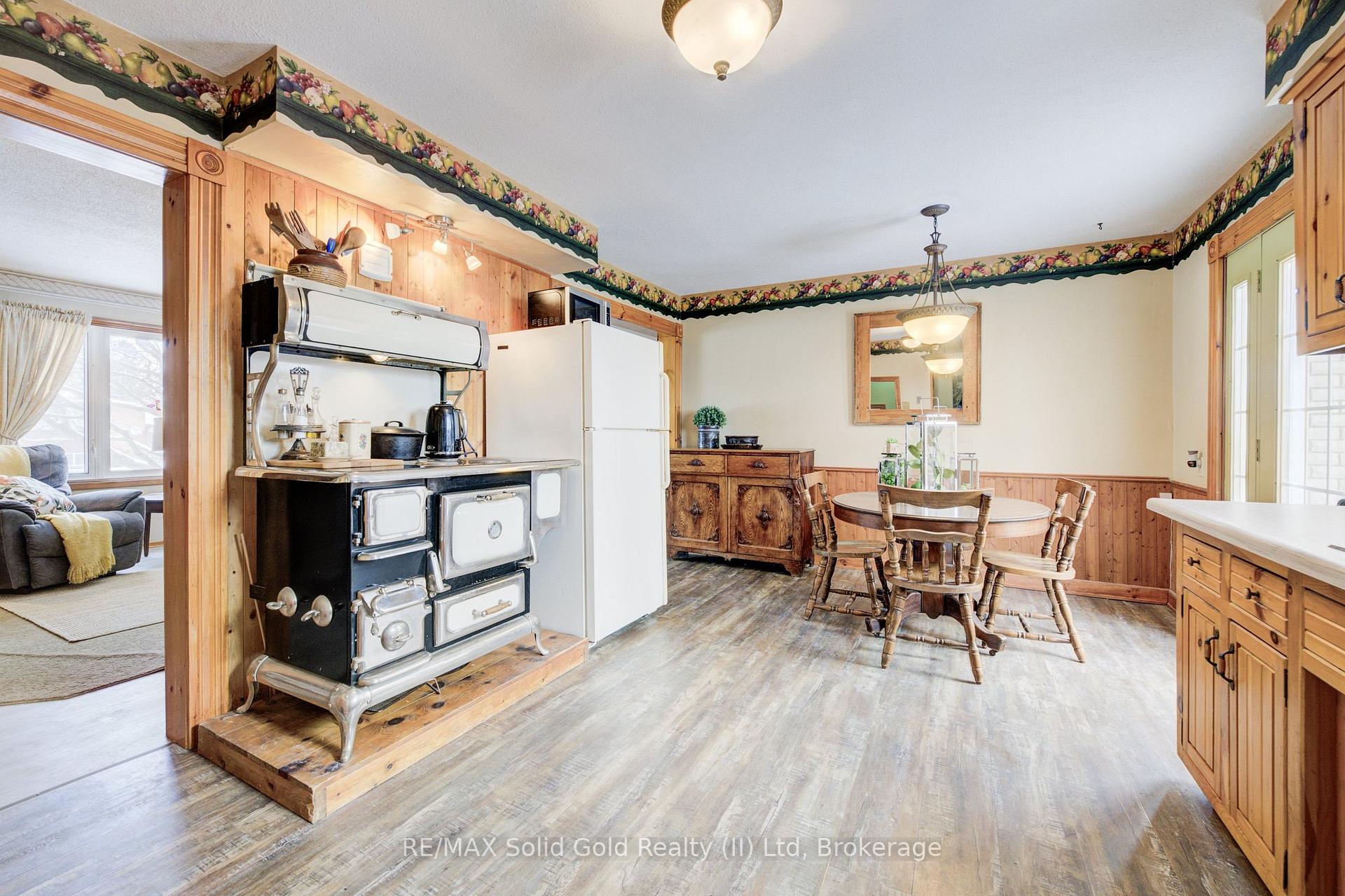 Photo 10 of 89 Oriole Parkway W, Woolwich — HOMEH