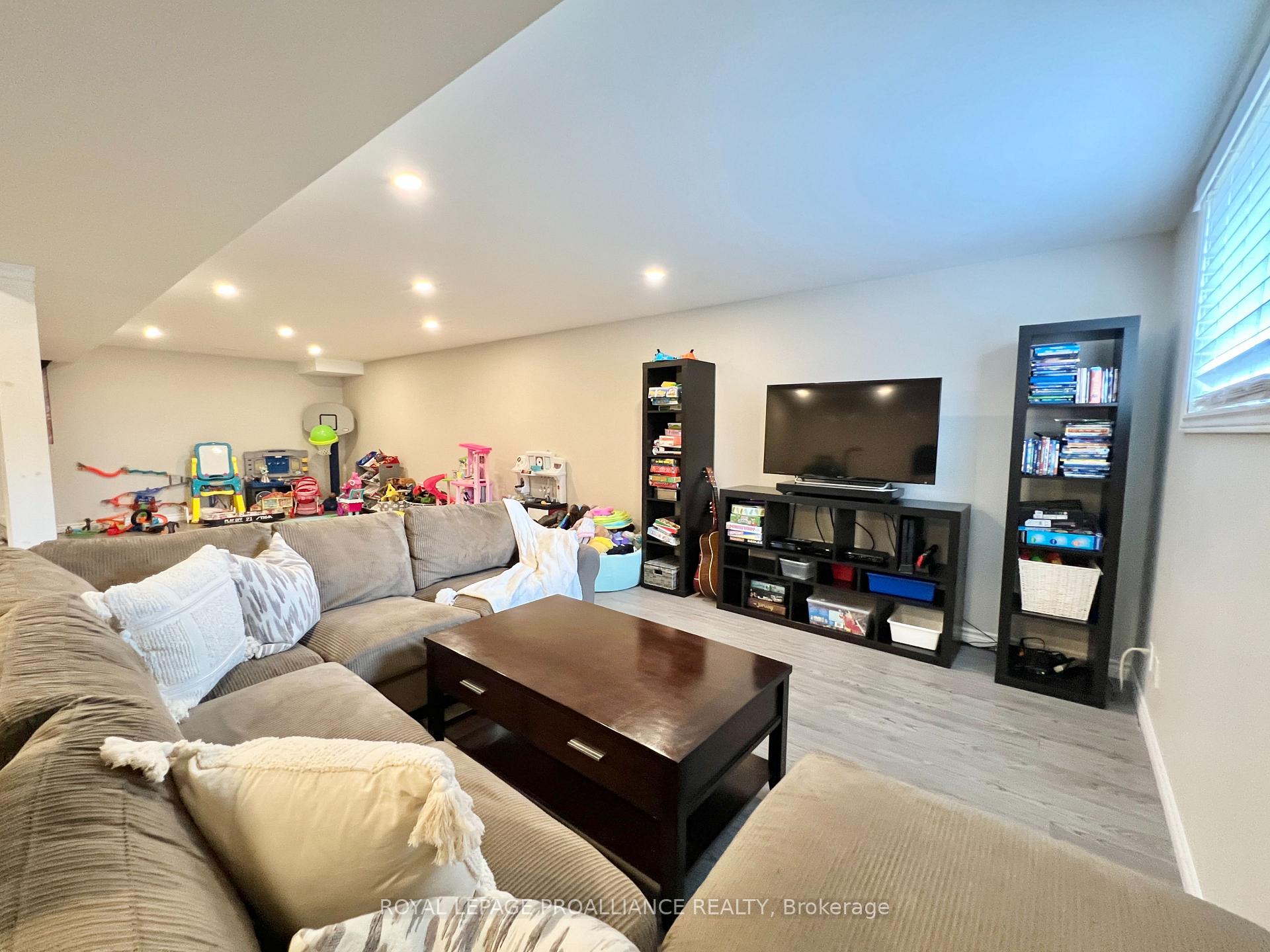 Photo 27 of 32 Vertis Court, Belleville, Thurlow Ward — HOMEH