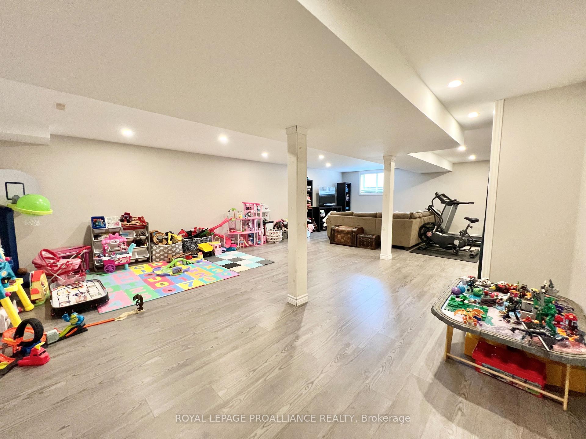 Photo 35 of 32 Vertis Court, Belleville, Thurlow Ward — HOMEH