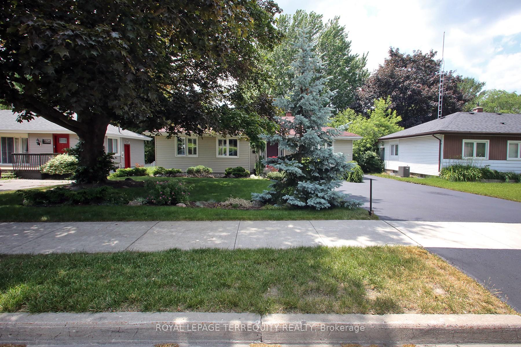 Photo 3 of 208 Craydon Road, Whitby, Downtown Whitby — HOMEH