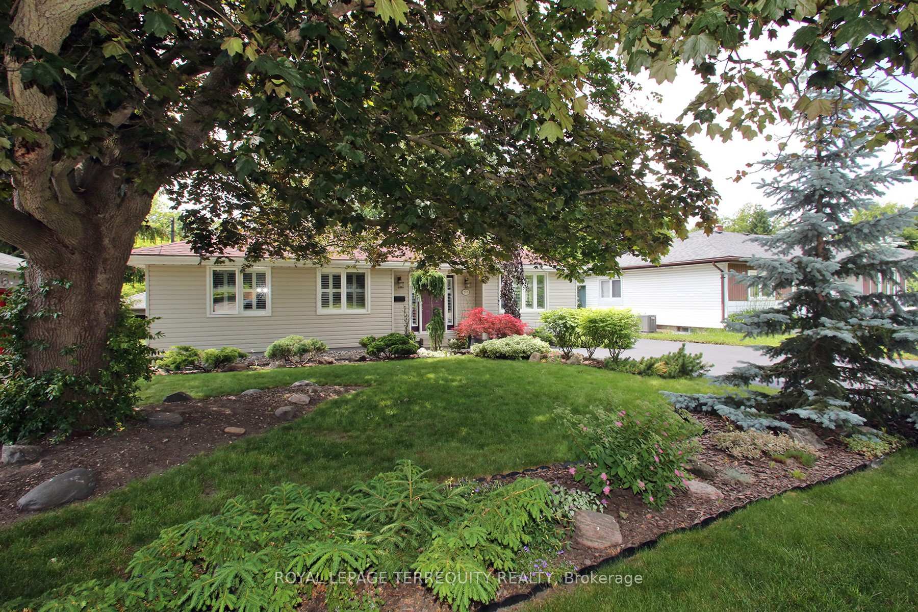 Photo 4 of 208 Craydon Road, Whitby, Downtown Whitby — HOMEH