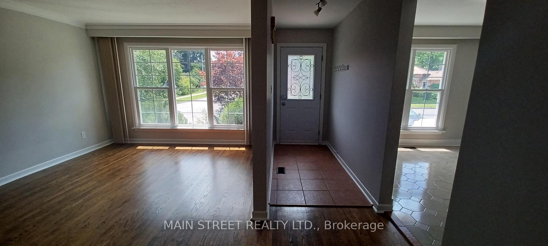Photo 3 of Unit A, 10 Kemano Road, Aurora, Aurora Heights — HOMEH
