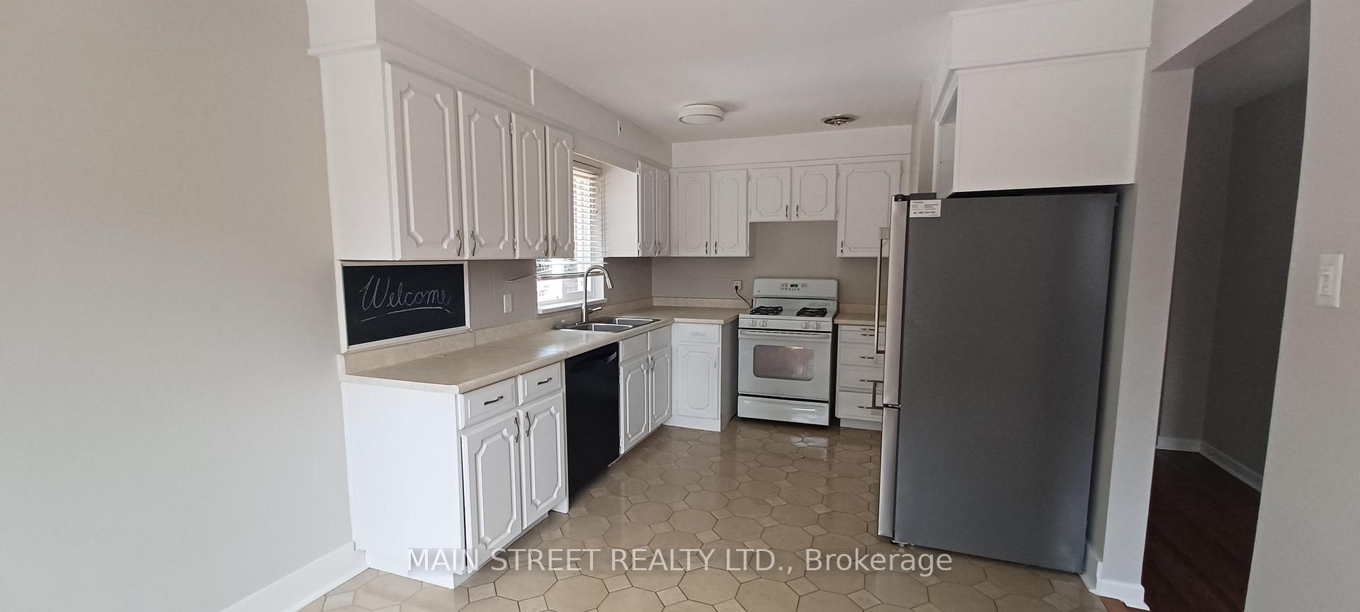 Photo 4 of Unit A, 10 Kemano Road, Aurora, Aurora Heights — HOMEH