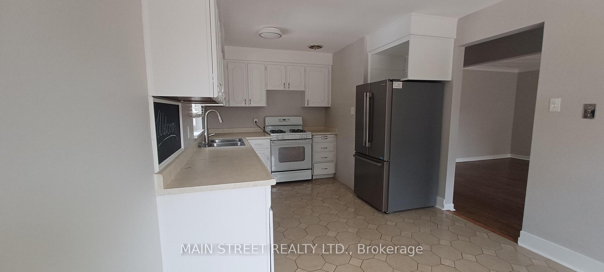 Photo 5 of Unit A, 10 Kemano Road, Aurora, Aurora Heights — HOMEH