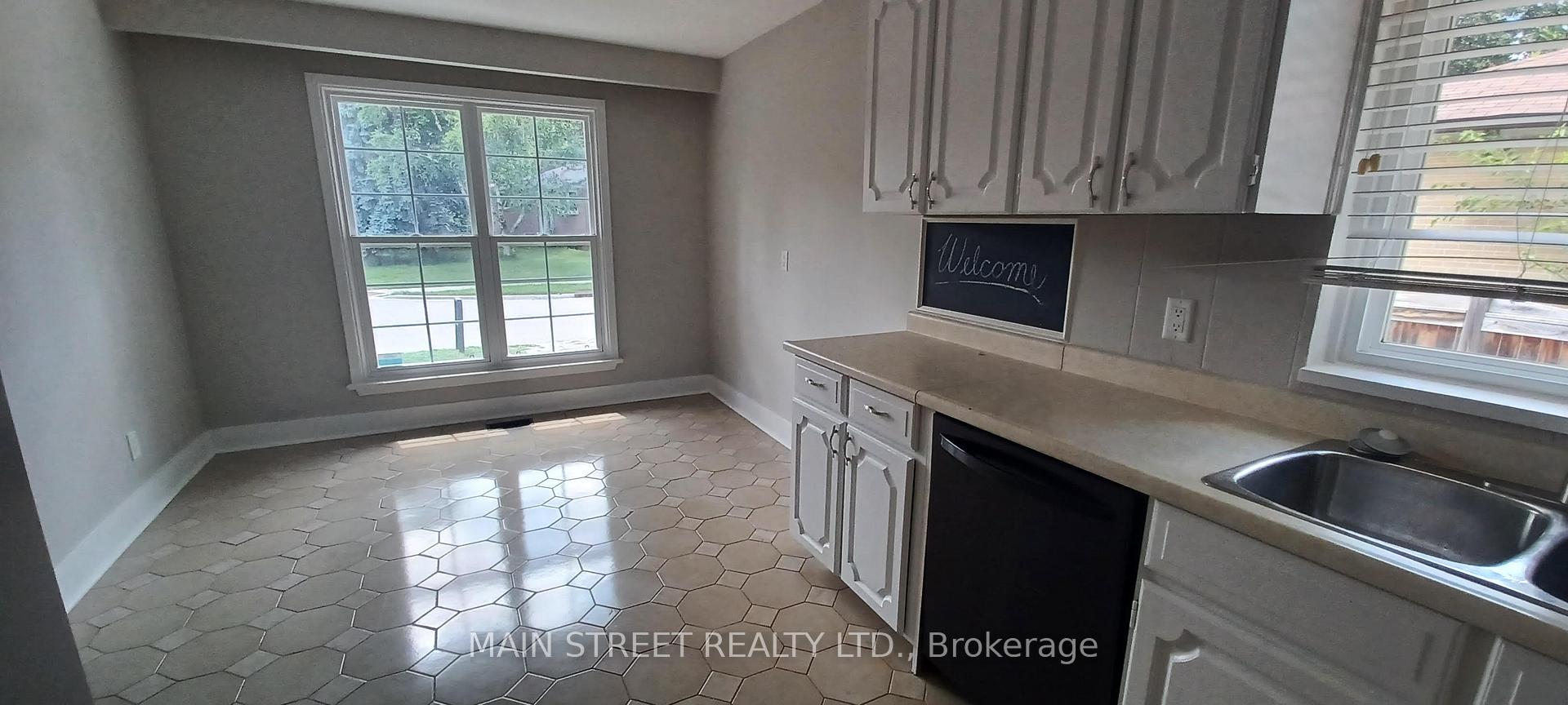 Photo 6 of Unit A, 10 Kemano Road, Aurora, Aurora Heights — HOMEH