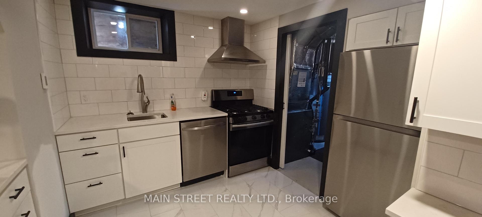Photo 10 of Unit A, 10 Kemano Road, Aurora, Aurora Heights — HOMEH