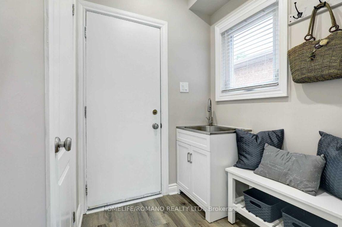 Photo 7 of 2 Viva Court, Vaughan, Maple — HOMEH