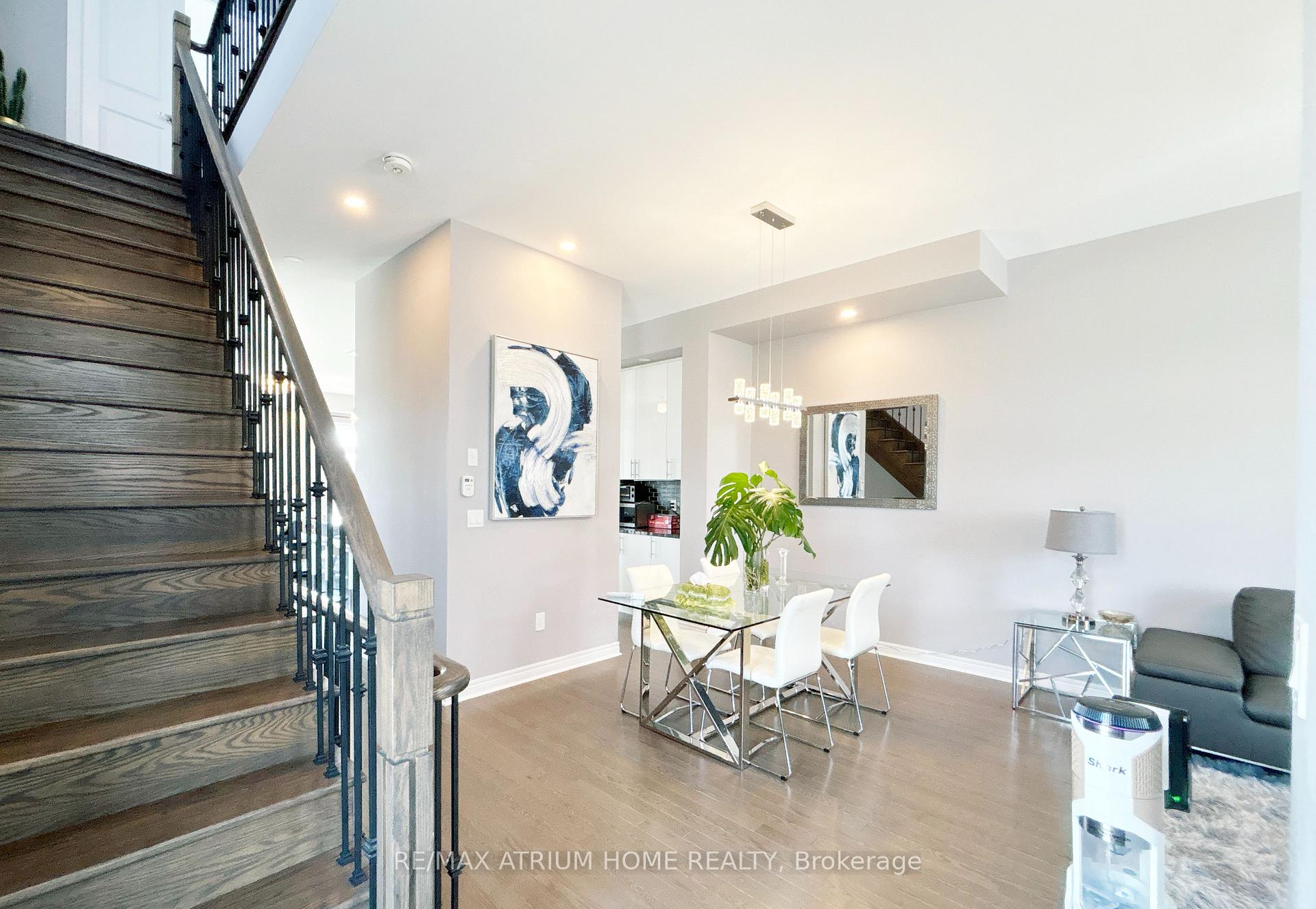 Photo 10 of 1 Laskin Drive, Vaughan, Patterson — HOMEH
