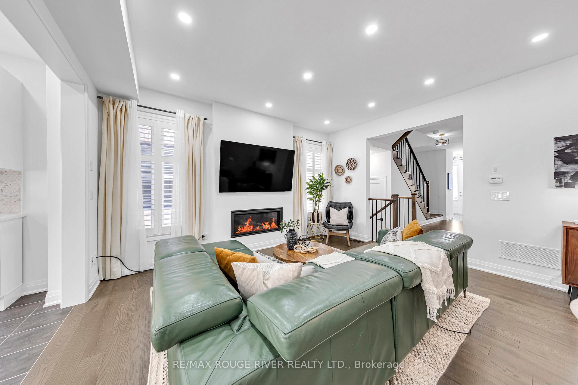 Photo 8 of 3 Dorian Drive, Whitby, Williamsburg — HOMEH