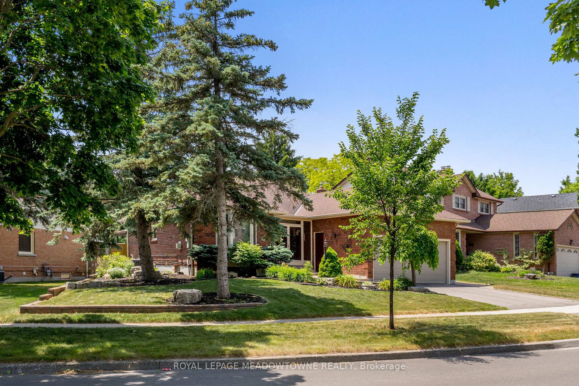 Photo 3 of 52 Canadian Oaks Drive, Whitby, Blue Grass Meadows — HOMEH