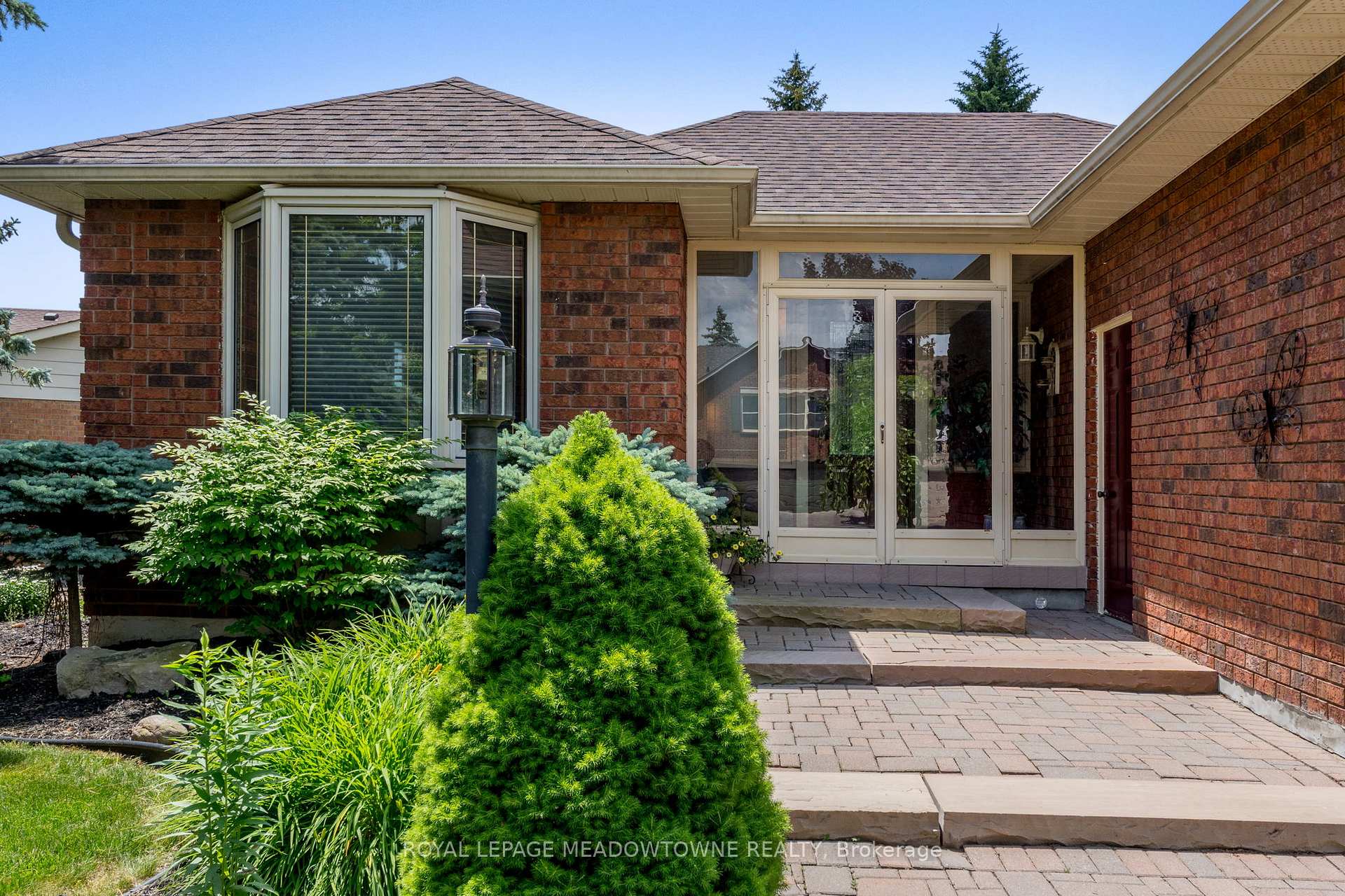 Photo 4 of 52 Canadian Oaks Drive, Whitby, Blue Grass Meadows — HOMEH