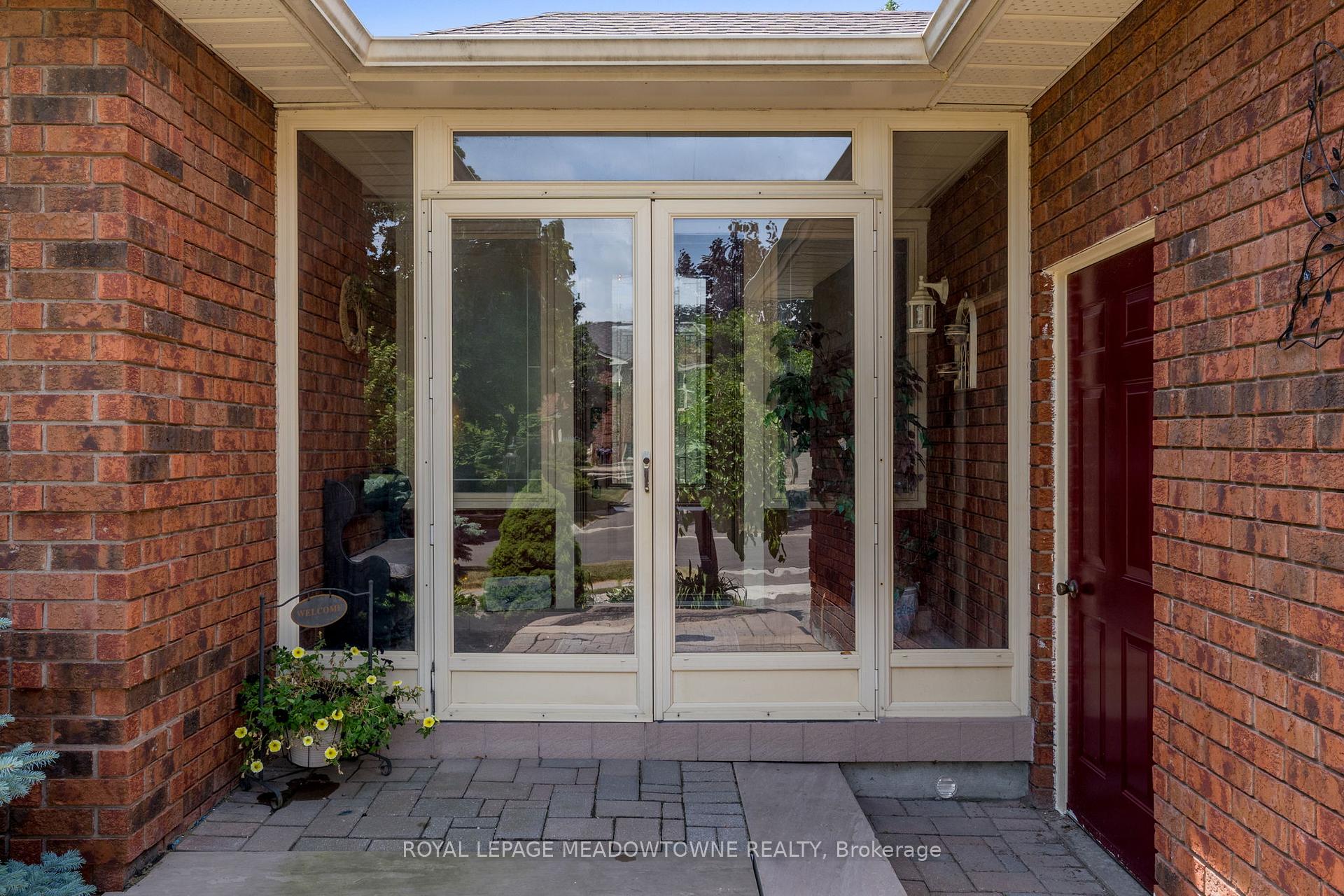 Photo 5 of 52 Canadian Oaks Drive, Whitby, Blue Grass Meadows — HOMEH