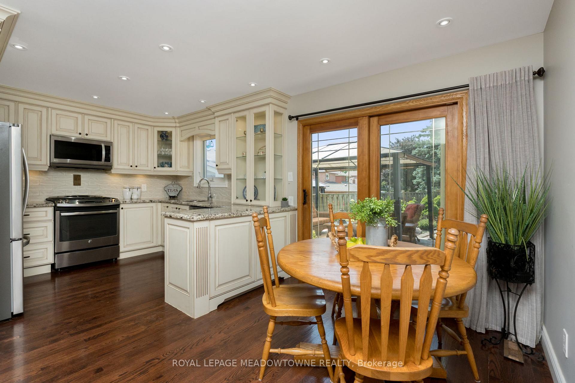Photo 18 of 52 Canadian Oaks Drive, Whitby, Blue Grass Meadows — HOMEH