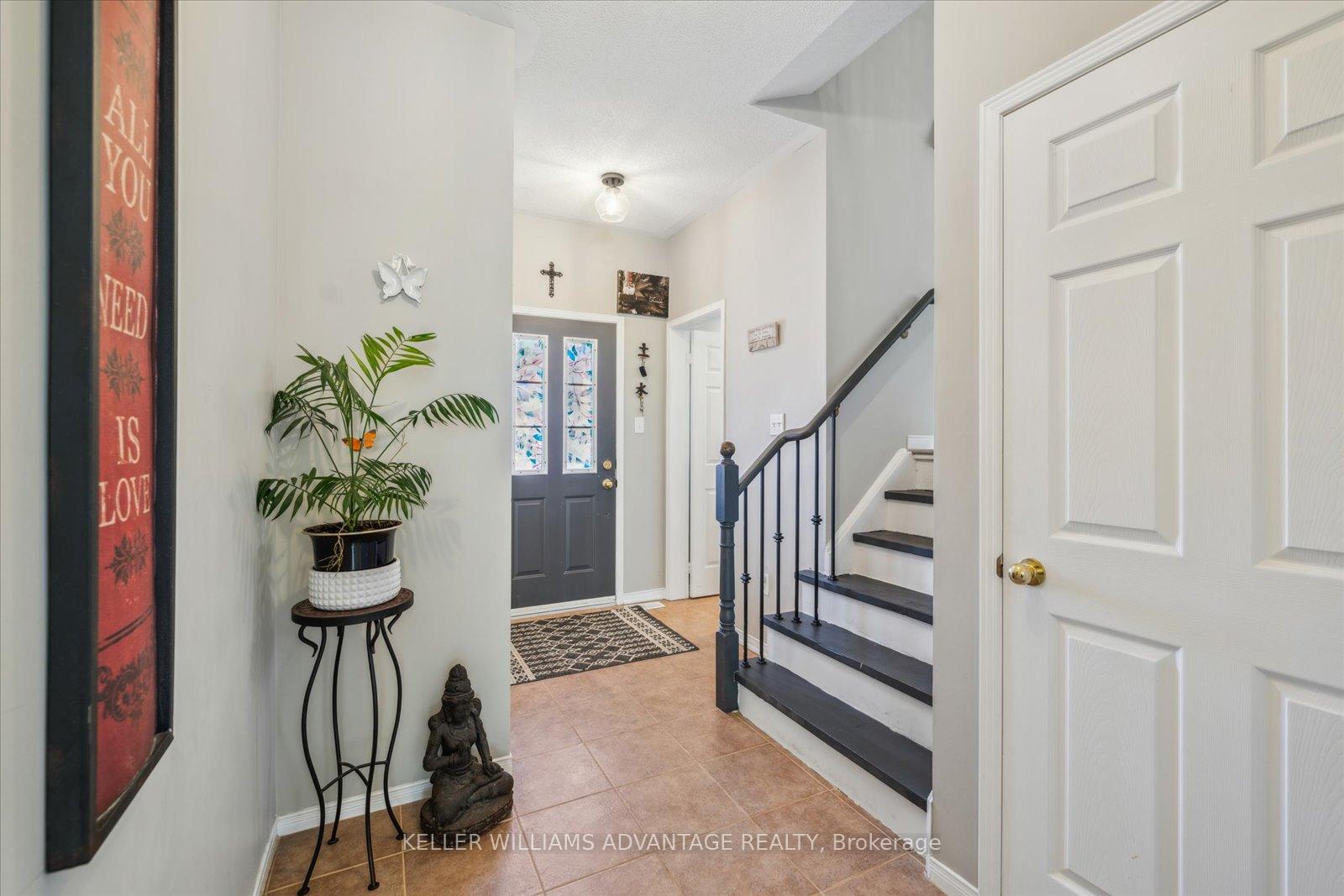 Photo 4 of 61 Eastgate Circle, Whitby, Brooklin — HOMEH