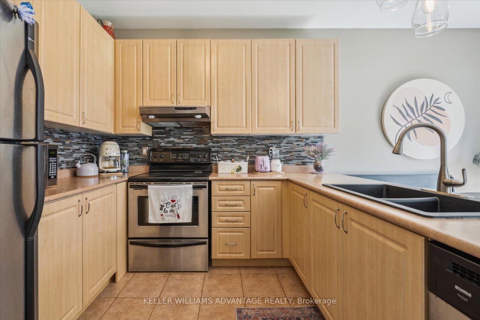 Photo 10 of 61 Eastgate Circle, Whitby, Brooklin — HOMEH