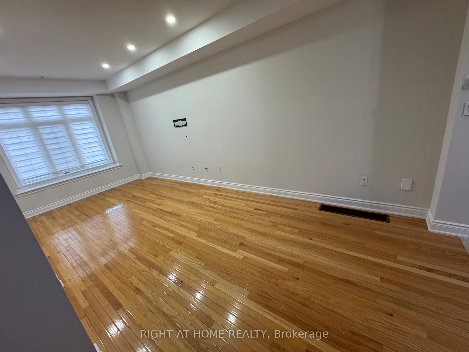 Photo 2 of 9 George Bogg Road, Vaughan, East Woodbridge — HOMEH