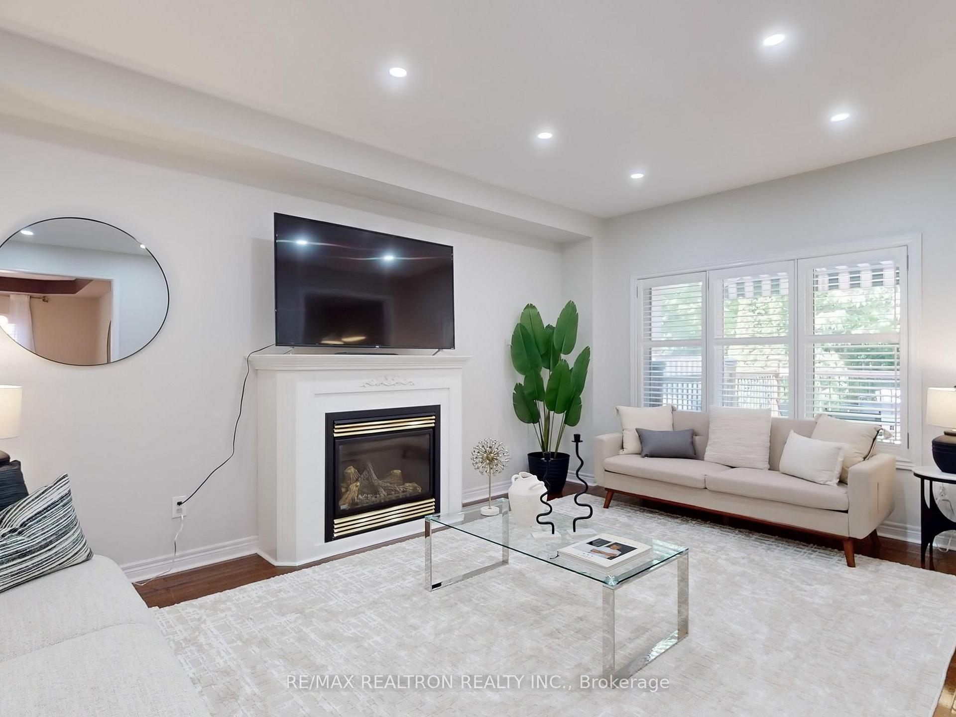 Photo 9 of 310 Thornhill Woods Drive, Vaughan, Patterson — HOMEH
