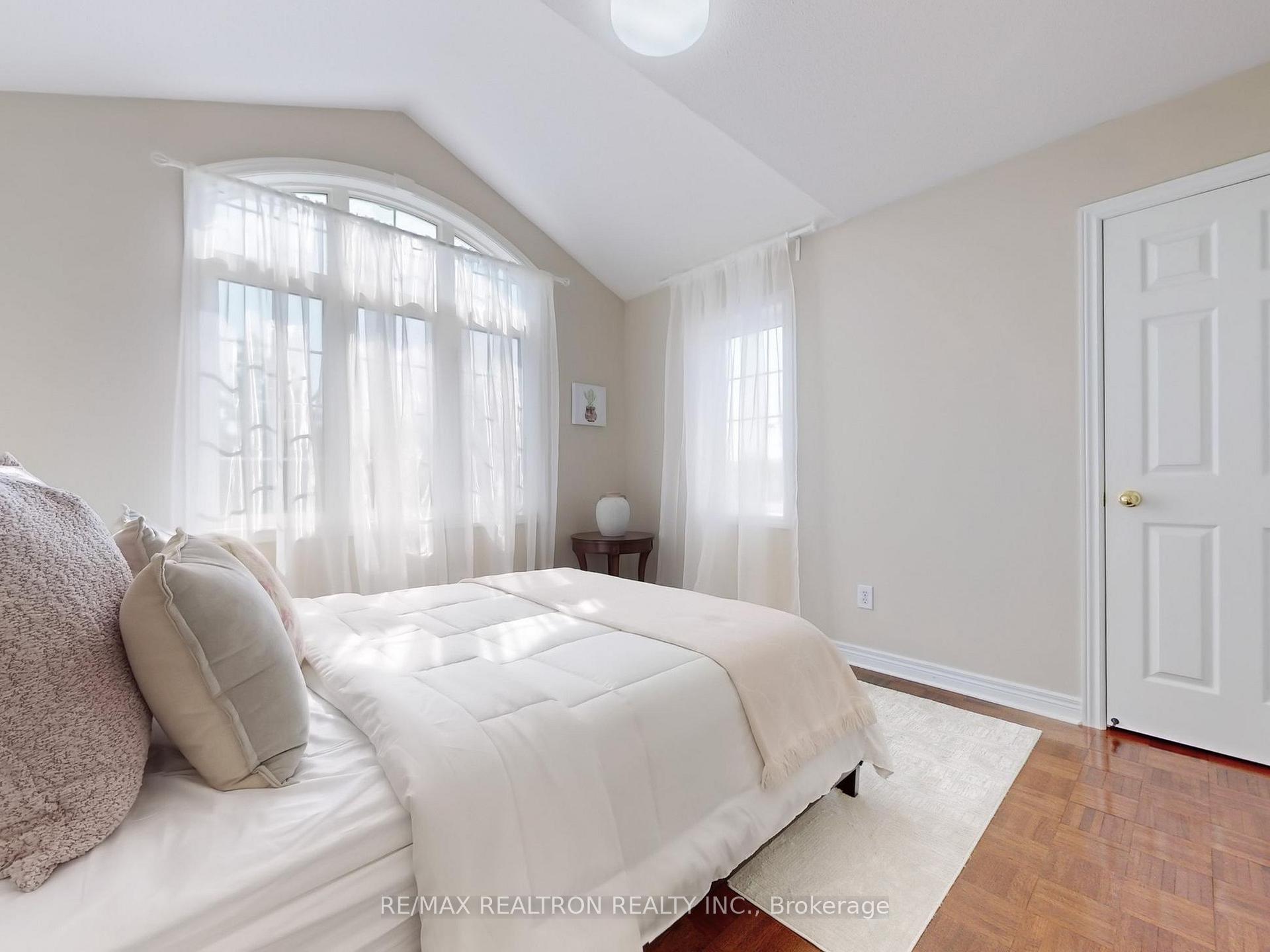 Photo 25 of 310 Thornhill Woods Drive, Vaughan, Patterson — HOMEH