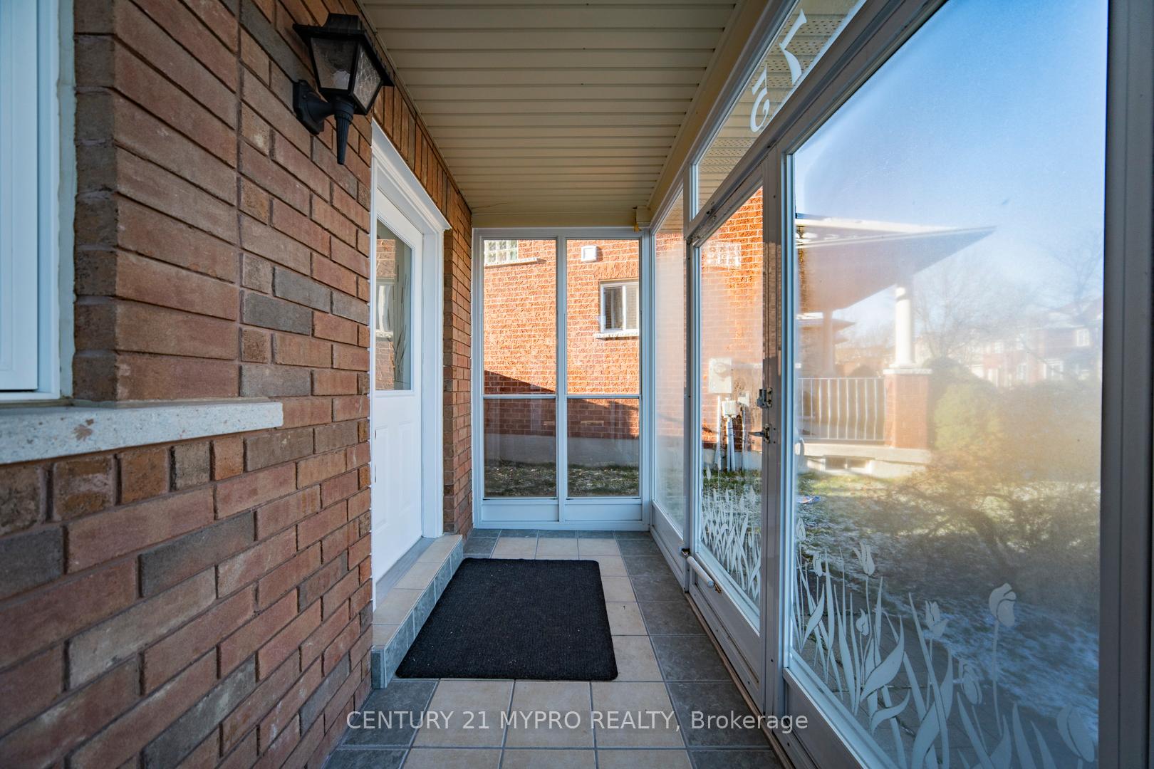 Photo 4 of 75 Westchester Crescent, Markham, Berczy — HOMEH