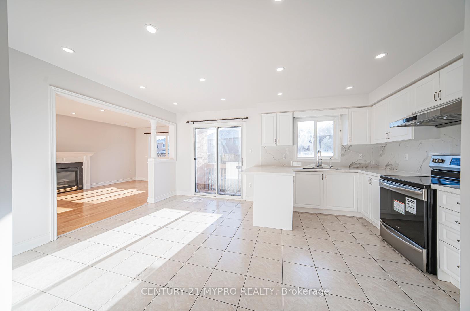 Photo 5 of 75 Westchester Crescent, Markham, Berczy — HOMEH