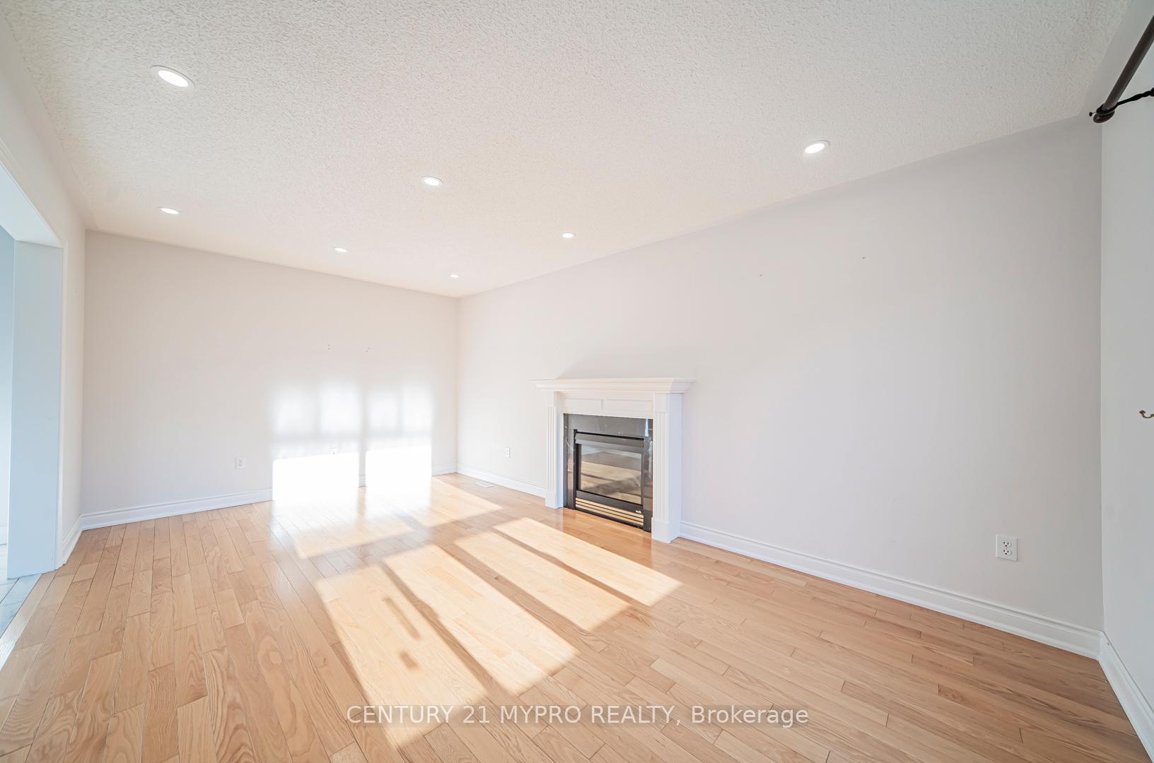 Photo 11 of 75 Westchester Crescent, Markham, Berczy — HOMEH