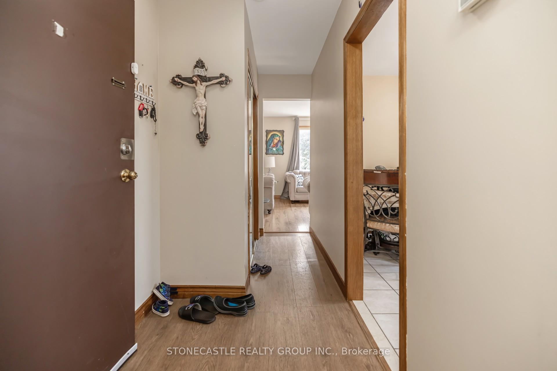Photo 5 of 2311 Major Mackenzie Drive, Vaughan, Maple — HOMEH