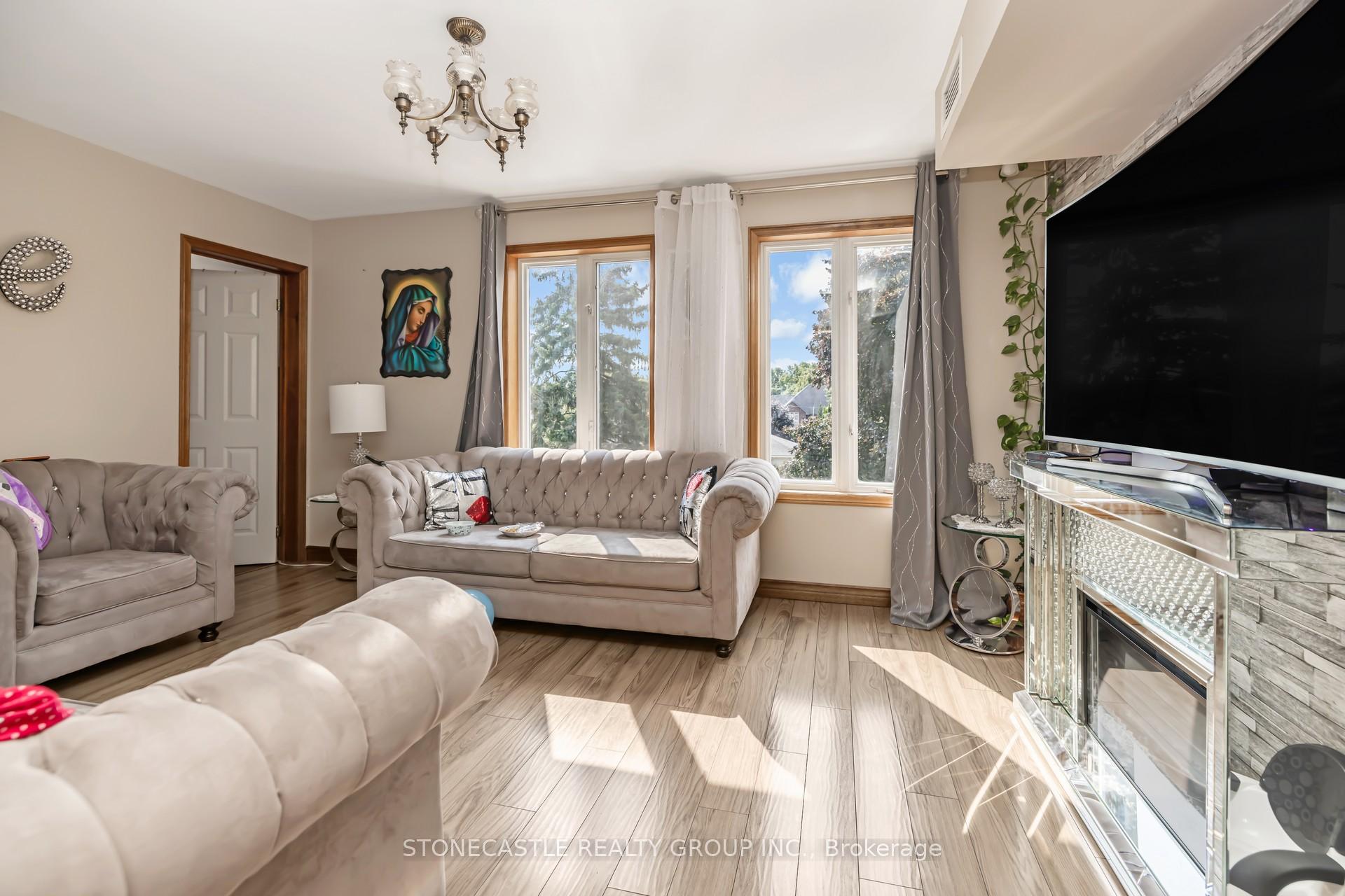 Photo 7 of 2311 Major Mackenzie Drive, Vaughan, Maple — HOMEH