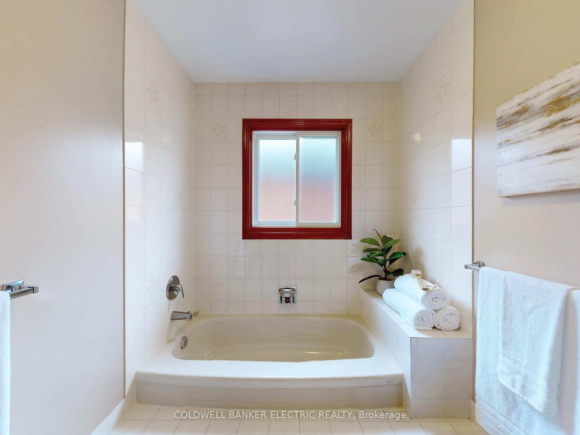 Photo 25 of 41 Falstaff Crescent, Whitby, Rolling Acres — HOMEH