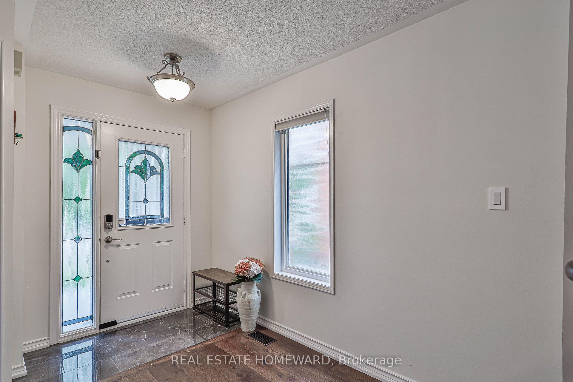 Photo 4 of 19 Rampart Crescent, Whitby, Williamsburg — HOMEH