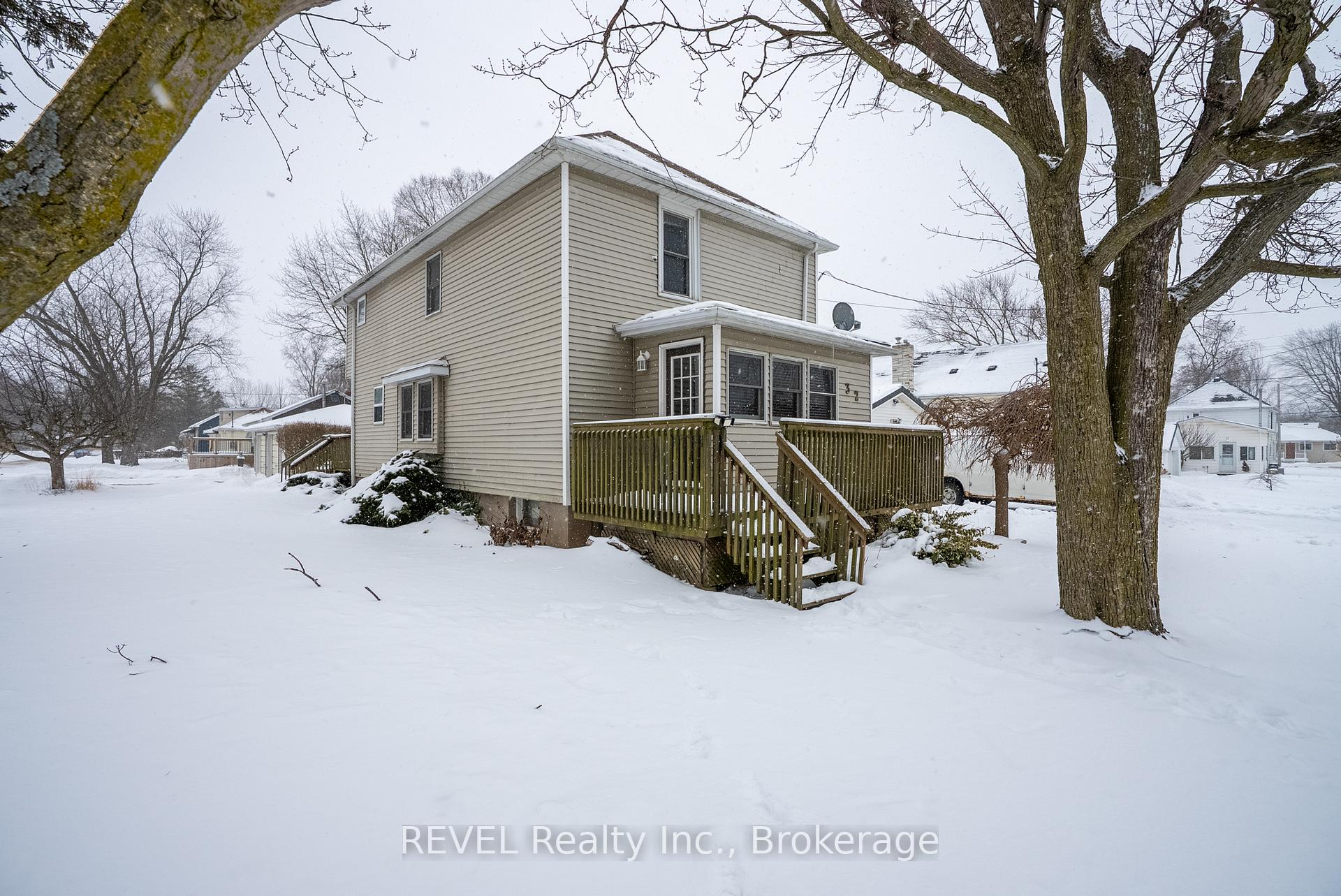 Front of 32 Bay Avenue
