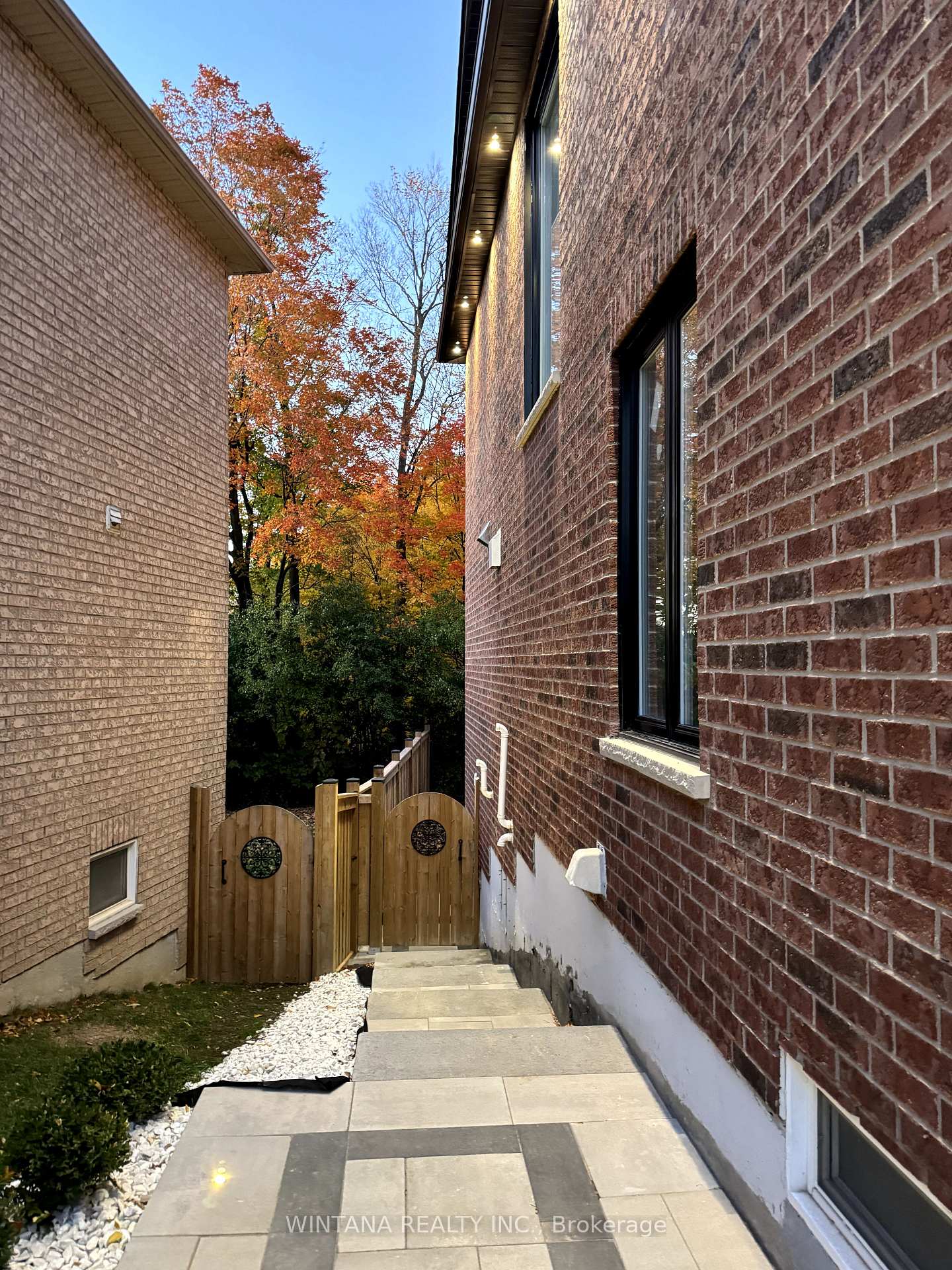 Photo 10 of 36 Matisse Trail, Vaughan, Patterson — HOMEH