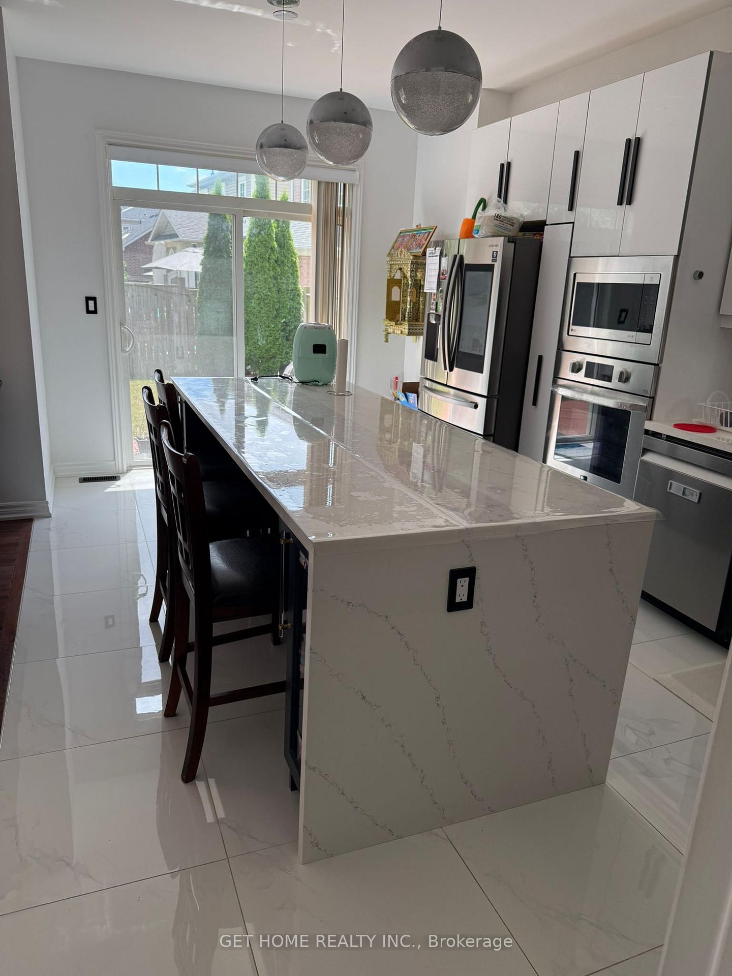 Photo 7 of 5 Dunstable Drive, Whitby, Brooklin — HOMEH