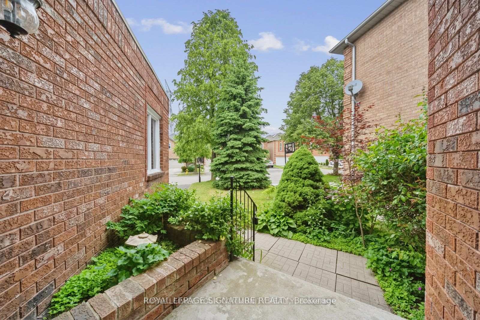 Photo 4 of 75 Venice Crescent, Vaughan, Beverley Glen — HOMEH