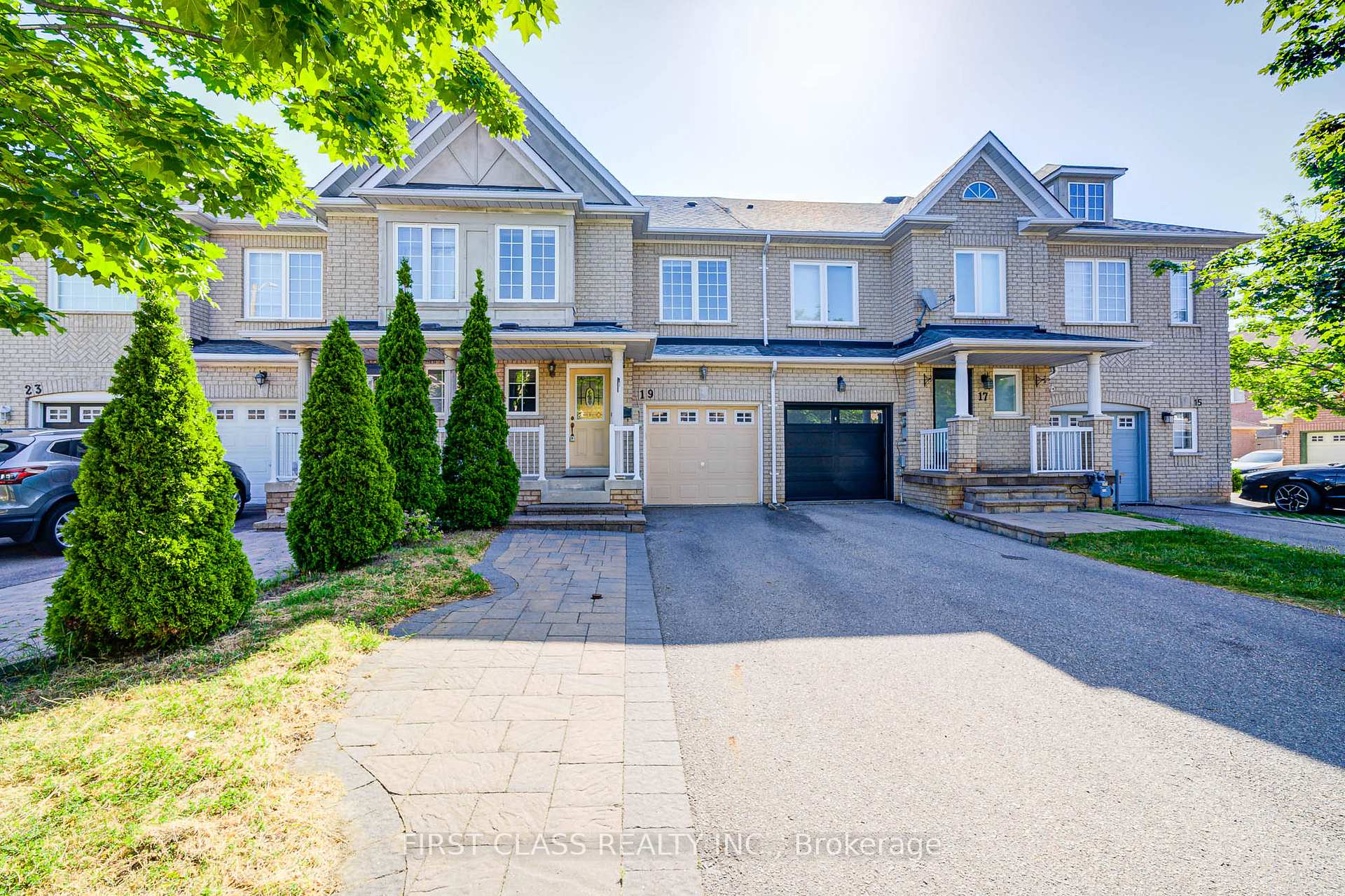 Photo 2 of 19 Benjamin Hood Crescent, Vaughan, Patterson — HOMEH