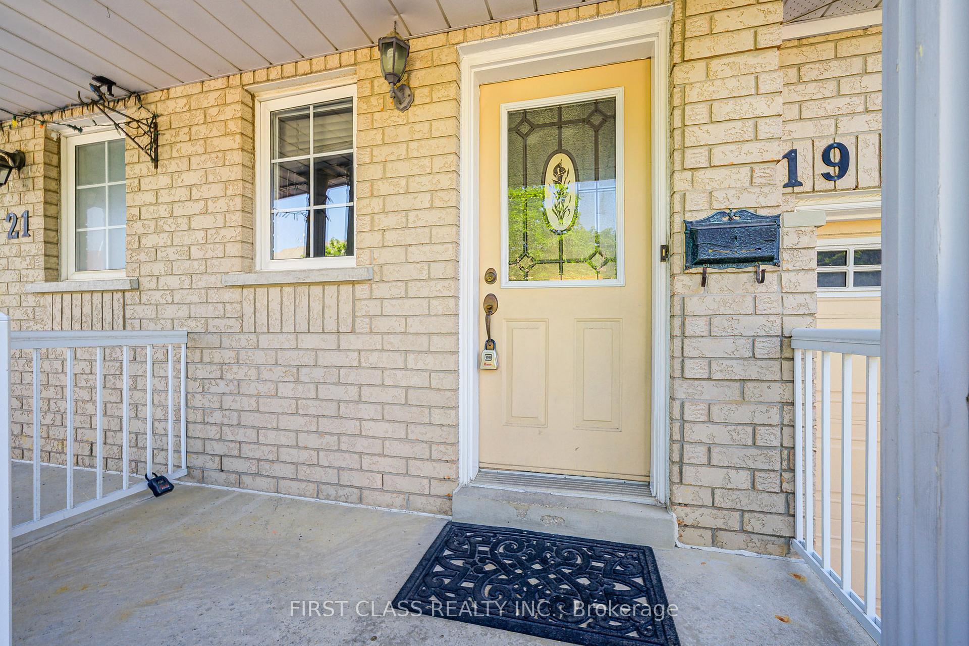 Photo 5 of 19 Benjamin Hood Crescent, Vaughan, Patterson — HOMEH