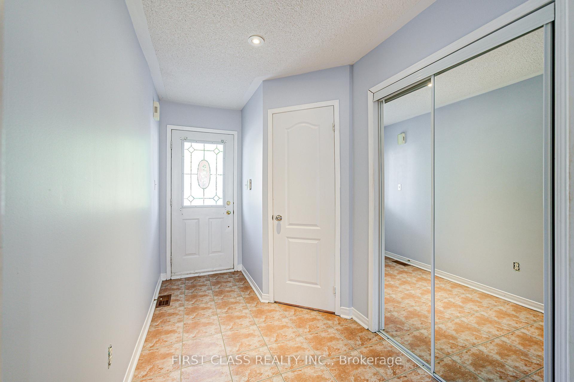 Photo 12 of 19 Benjamin Hood Crescent, Vaughan, Patterson — HOMEH