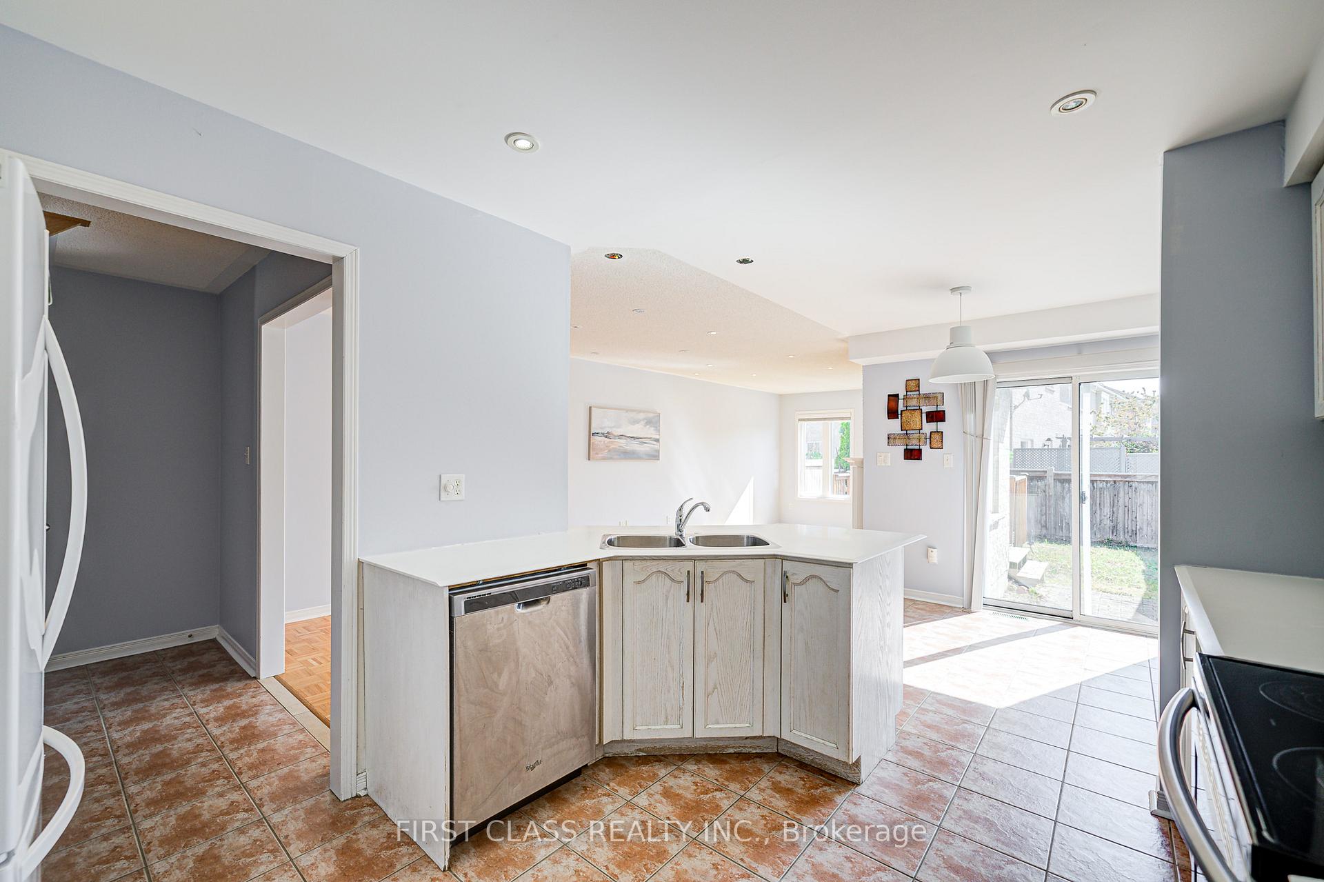 Photo 13 of 19 Benjamin Hood Crescent, Vaughan, Patterson — HOMEH