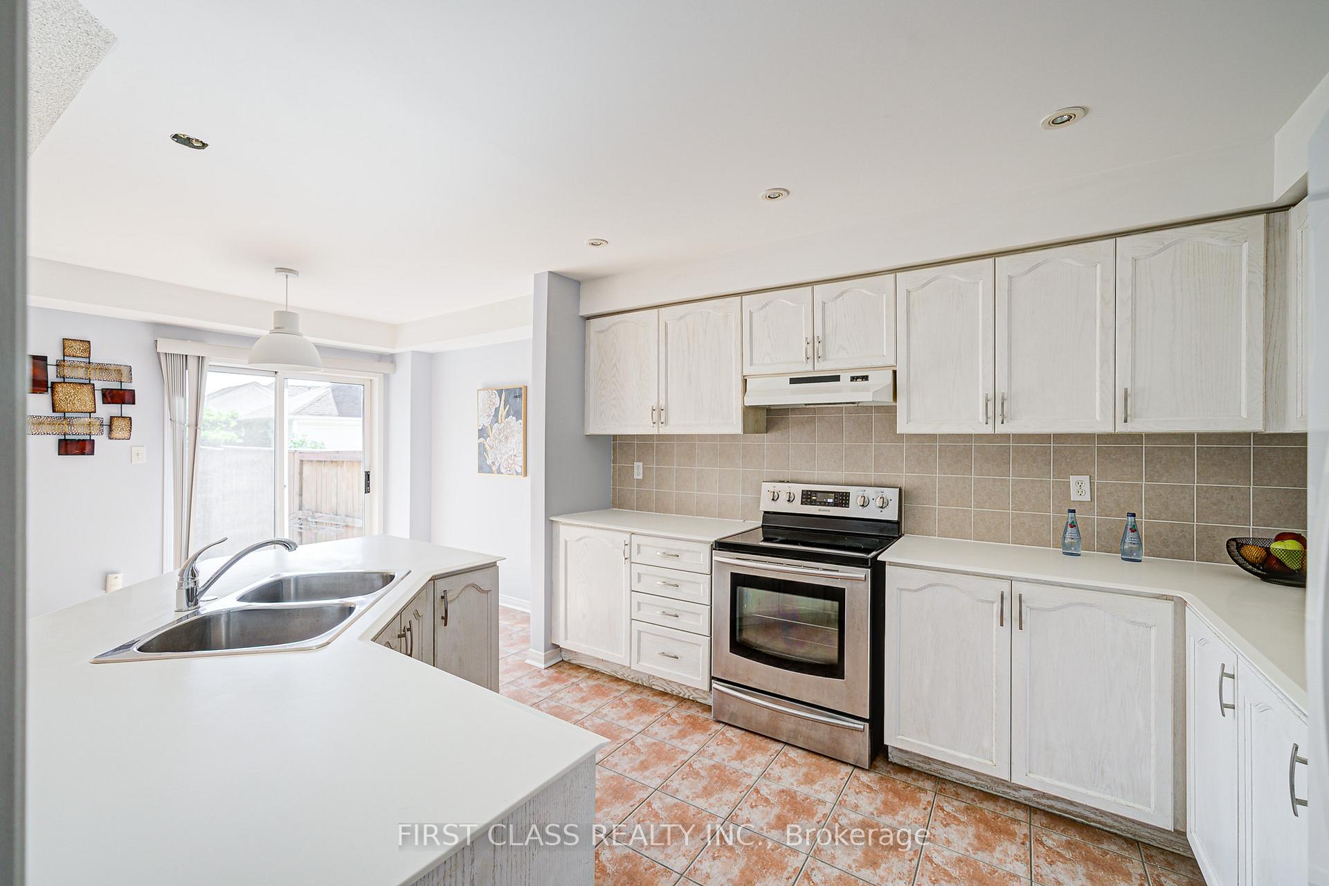 Photo 14 of 19 Benjamin Hood Crescent, Vaughan, Patterson — HOMEH