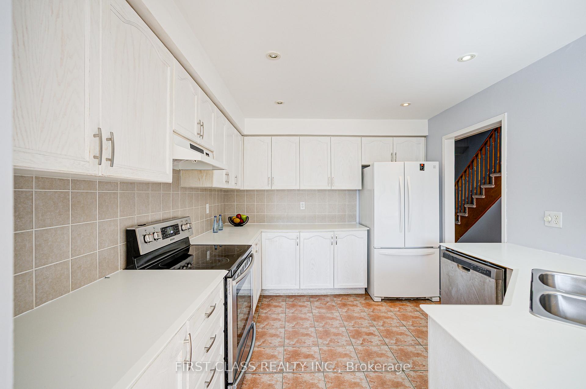 Photo 15 of 19 Benjamin Hood Crescent, Vaughan, Patterson — HOMEH