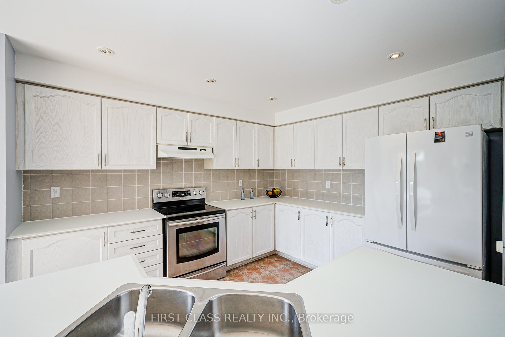 Photo 16 of 19 Benjamin Hood Crescent, Vaughan, Patterson — HOMEH