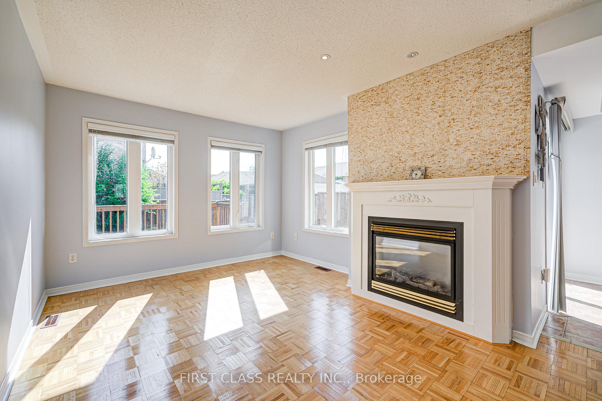 Photo 23 of 19 Benjamin Hood Crescent, Vaughan, Patterson — HOMEH