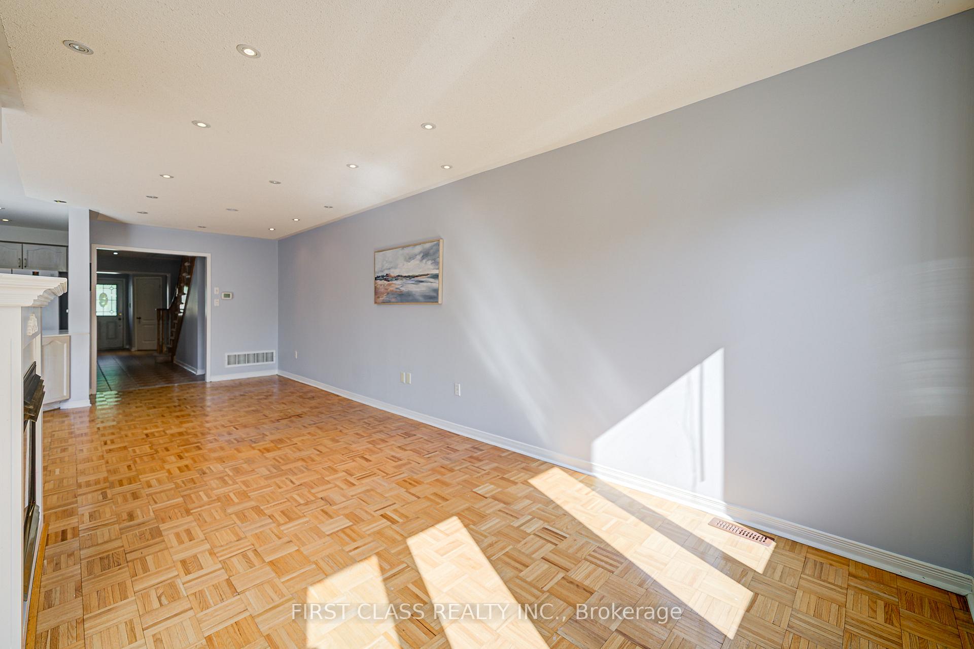 Photo 26 of 19 Benjamin Hood Crescent, Vaughan, Patterson — HOMEH