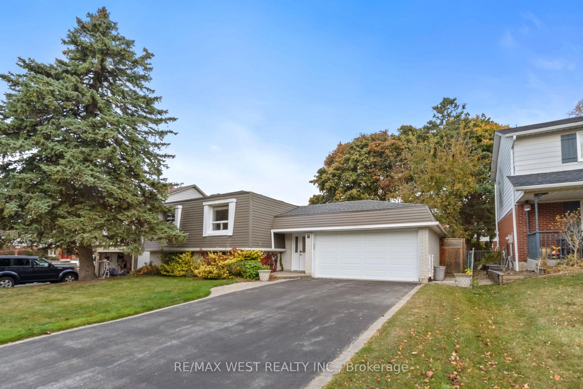 Photo 2 of 28 Hamilton Hall Drive, Markham, Markham Village — HOMEH