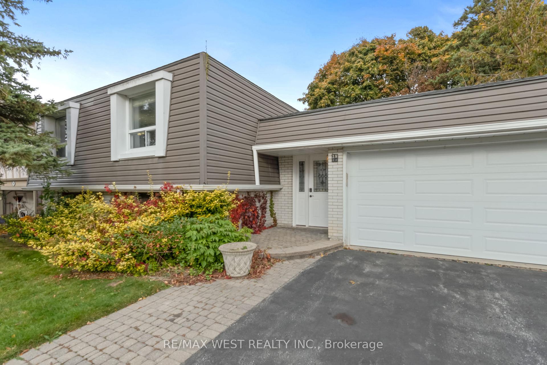 Photo 3 of 28 Hamilton Hall Drive, Markham, Markham Village — HOMEH