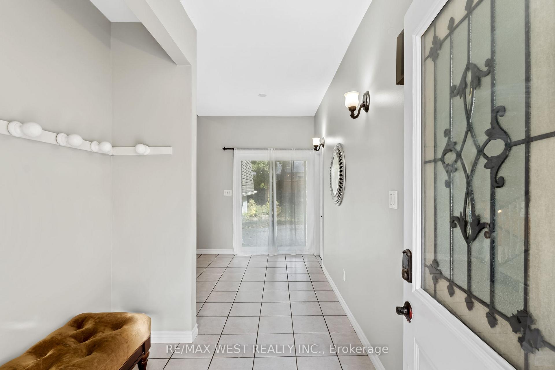Photo 4 of 28 Hamilton Hall Drive, Markham, Markham Village — HOMEH