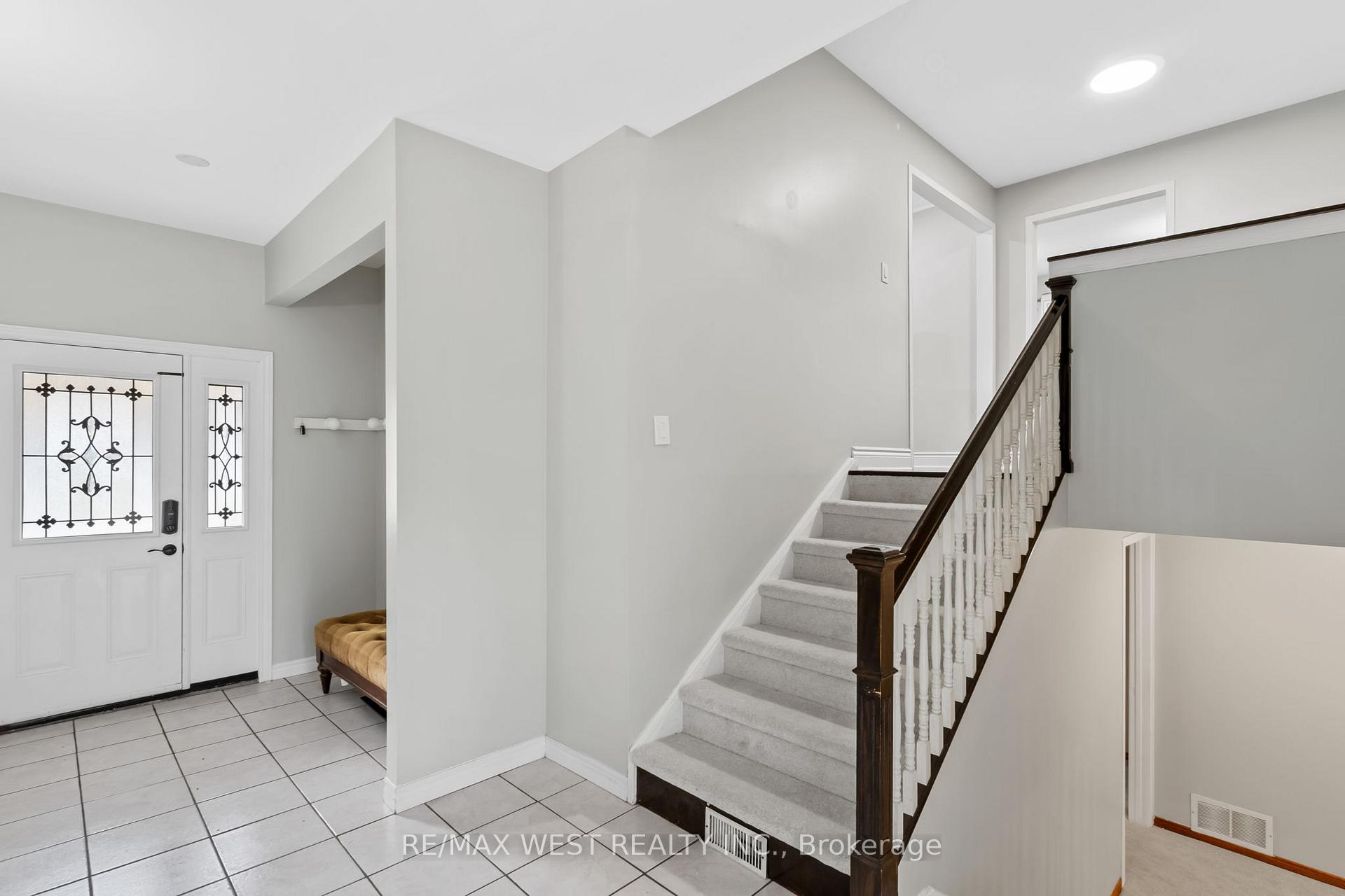 Photo 5 of 28 Hamilton Hall Drive, Markham, Markham Village — HOMEH